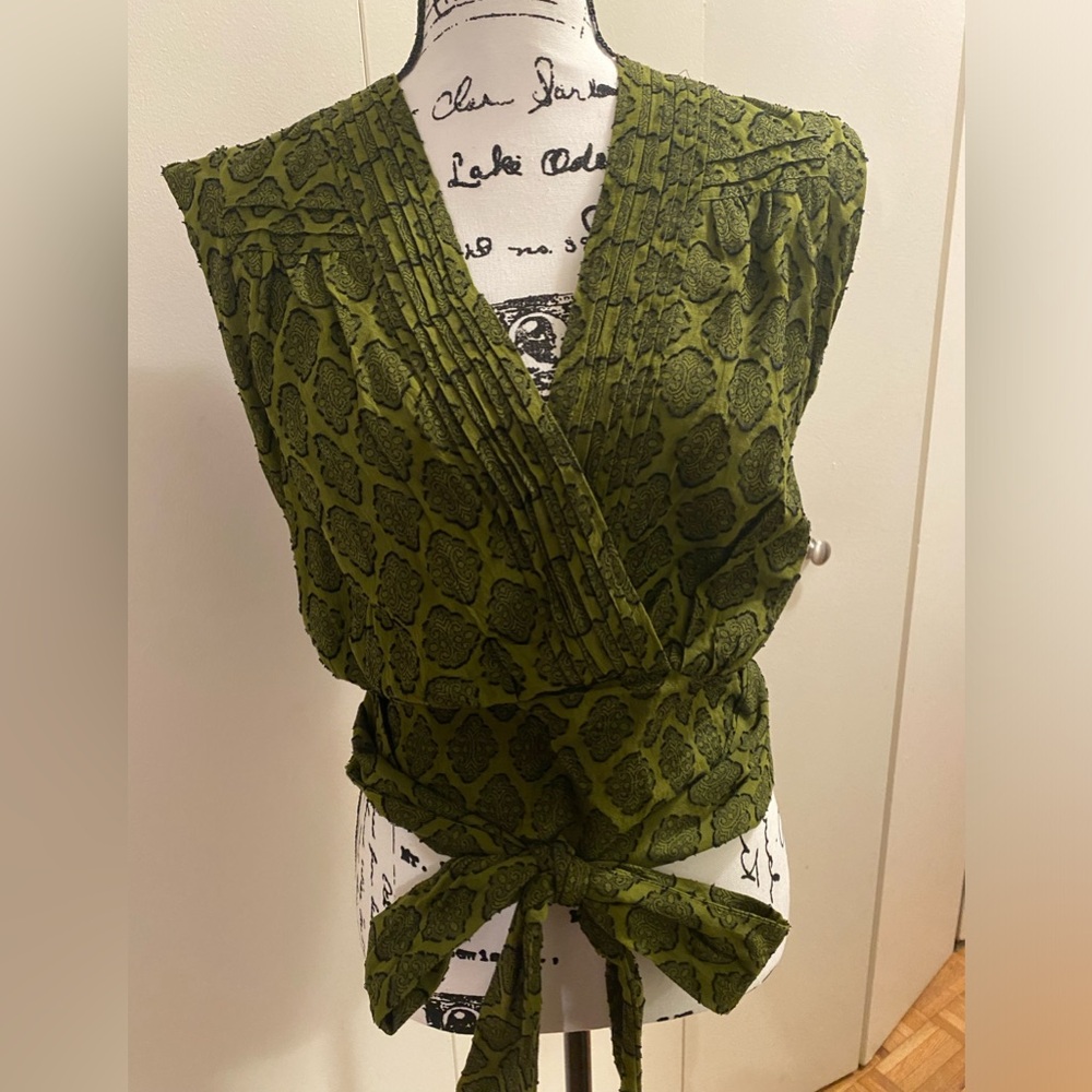 Anthropologie top, worn once , like new, runs big , fits like a small.